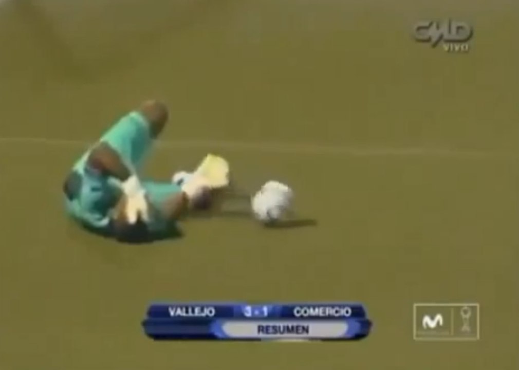 Un joueur marque pendant l'évanouissement du gardien