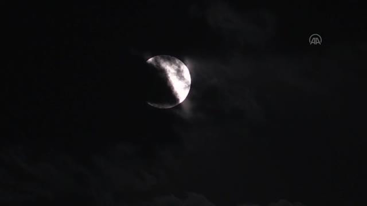 Tahran'da Dolunay ve Milad Kulesi Görüntüsü 🌕