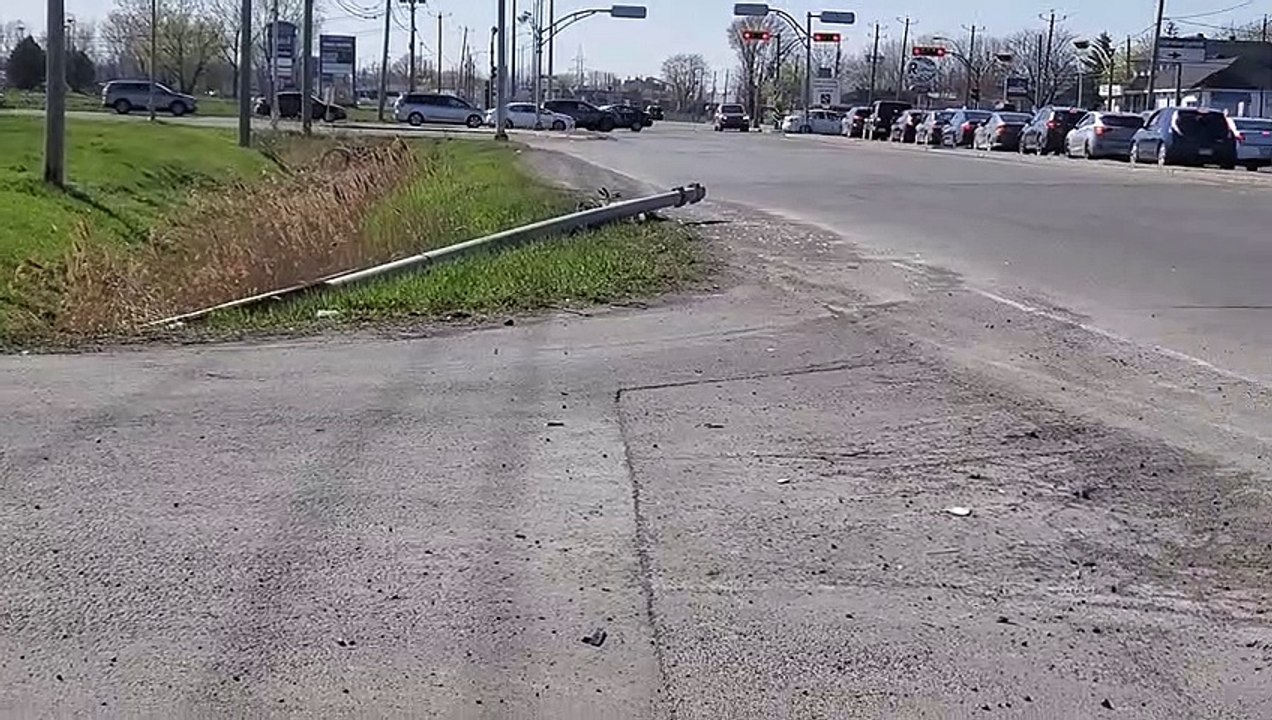 Lampadaire fauché (Le Reflet - Érick Rivest)