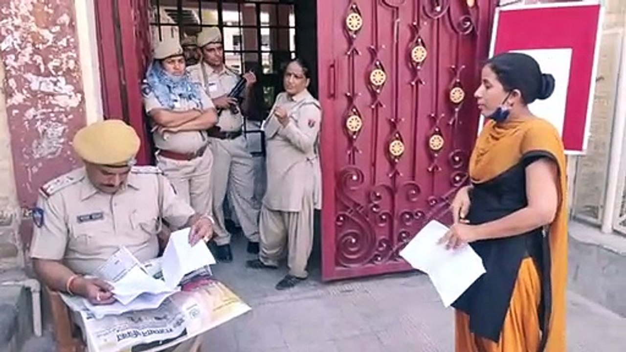 Constable recruitment exam : हजारों अभ्यर्थी पहुंचे कांस्टेबल भर्ती परीक्षा देने