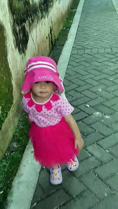 adek ayra jalan jalan