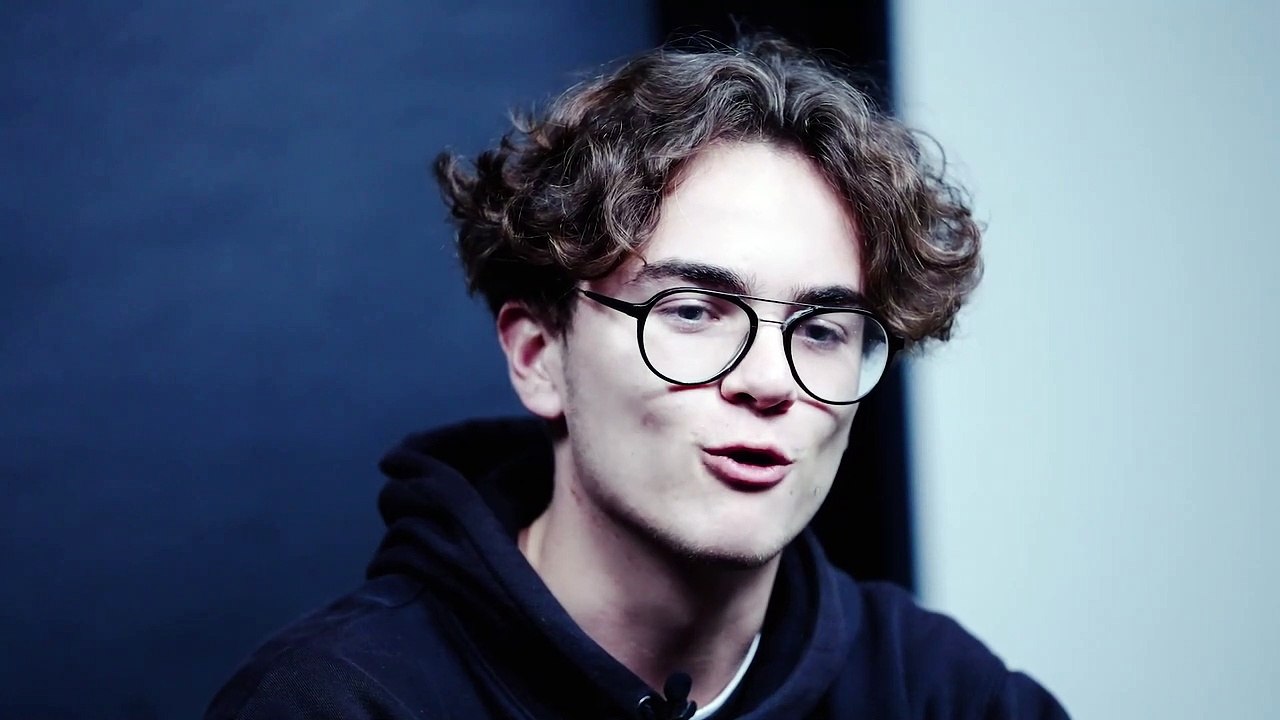 GEN Z  sur canapé - L'apparence