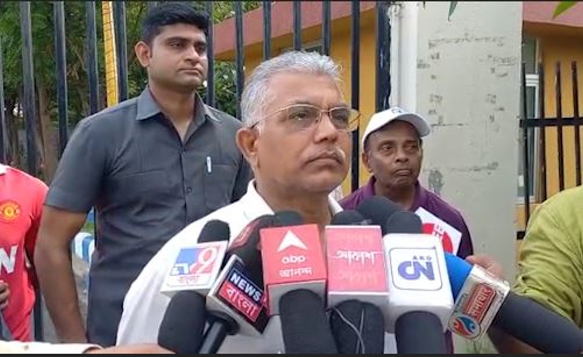 'কুস্তিগীরদের লড়াই করার যায়গা রাজপথ নয়, তারা রাজনীতির শিকার': দিলীপ ঘোষ