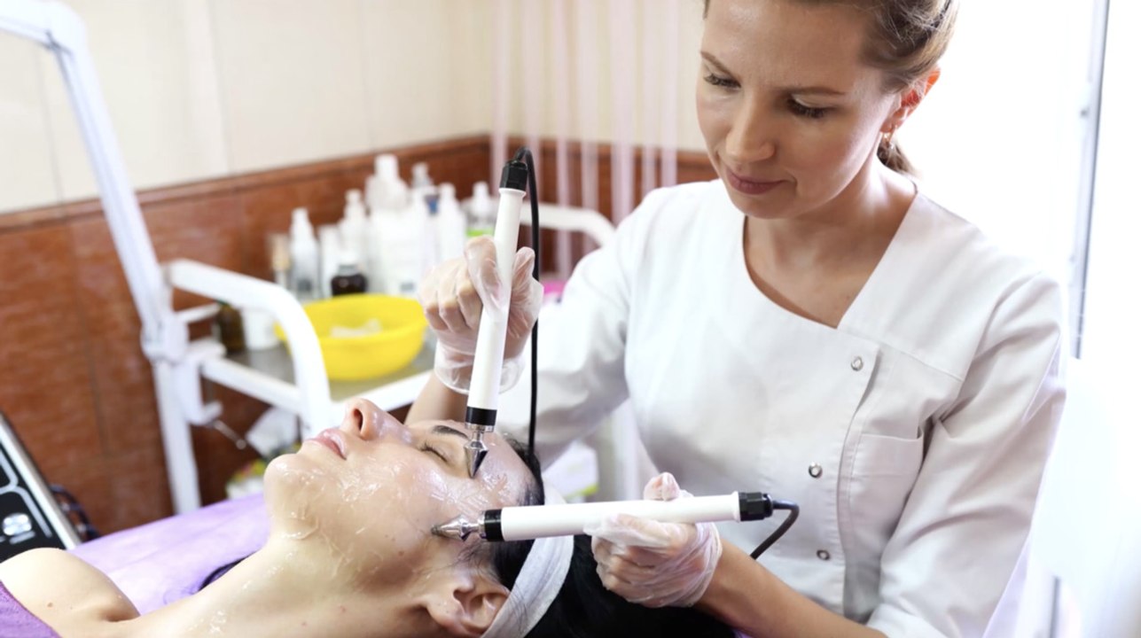 Why a Microcurrent Facial Is the Key to Sculpted Cheekbones