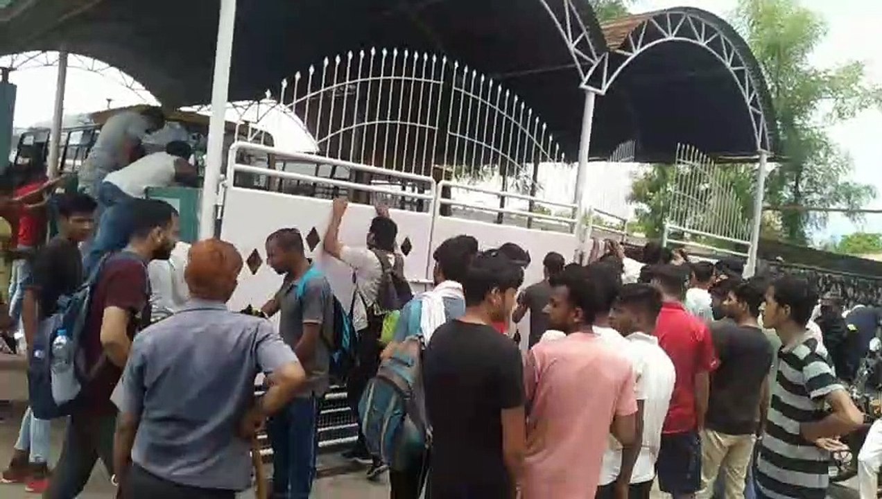 कांस्टेबल भर्ती परीक्षा : एक घंटे देरी से शुरू हुआ पेपर, परीक्षार्थियों का टूटा सब्र