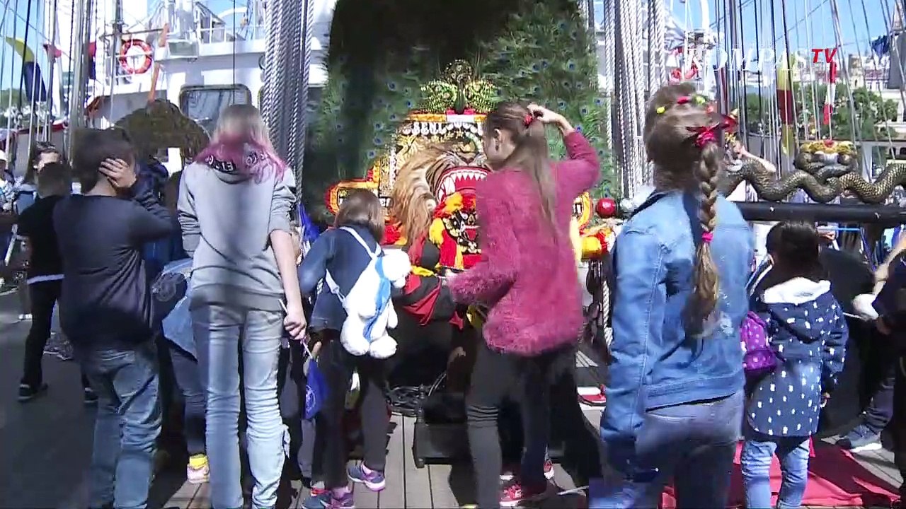 Para Taruna Angkatan Laut Melakukan Peran Penyelamatan Kapal dan Peran Kebakaran