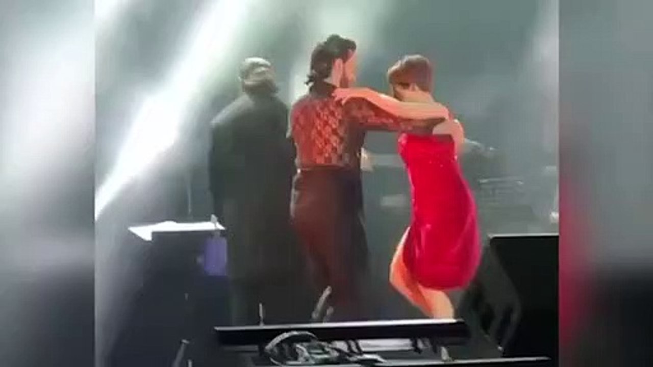 Sahnede dans ederken kırmızı iç çamaşırı açılan Canan Ergüder, tepkilere yanıt verdi