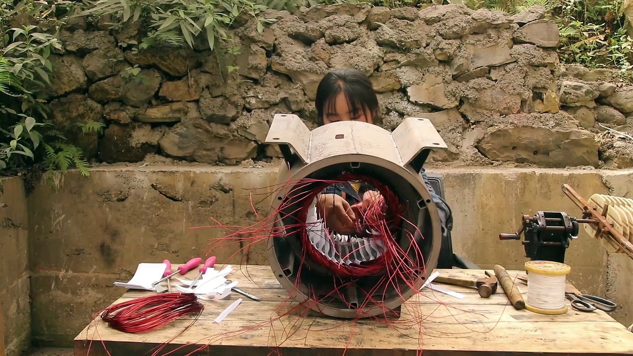 Girl Repair A Giant Scrapped Generator That Soaked in Water, Shocked Fans