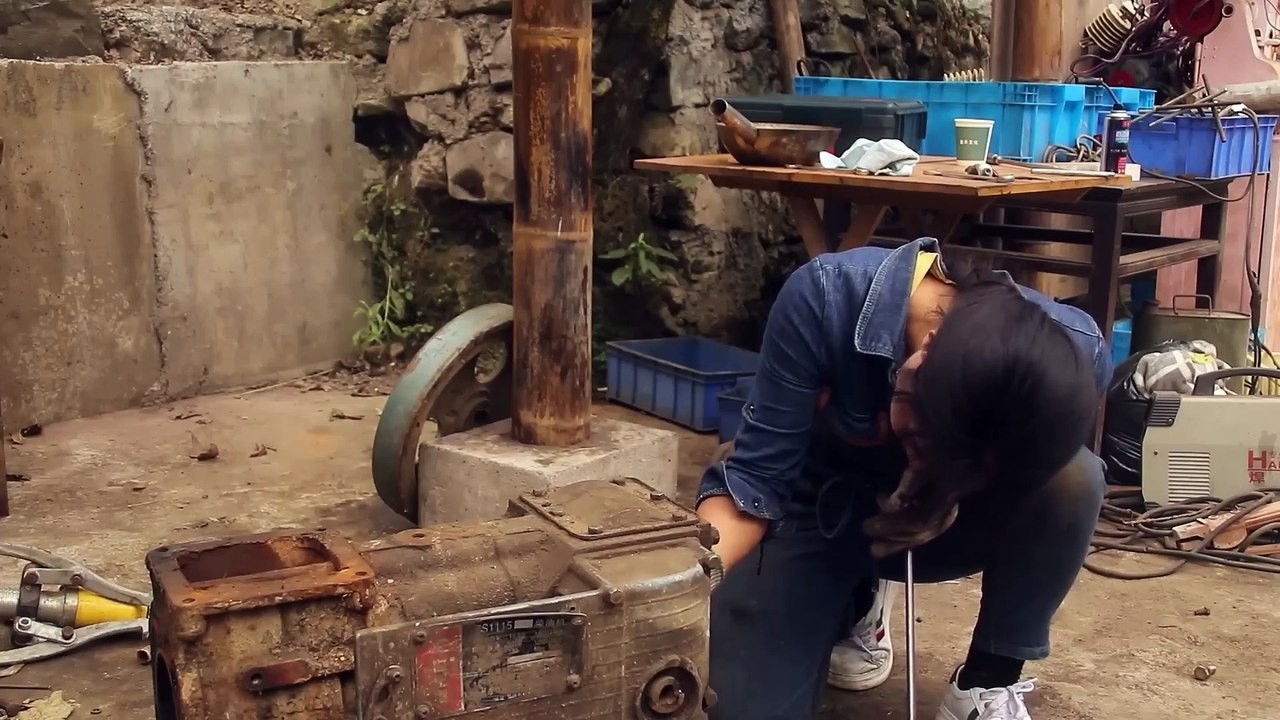 Genius Girl Repairs An Irreparable Diesel Engine For The Contractor, Shocked All!