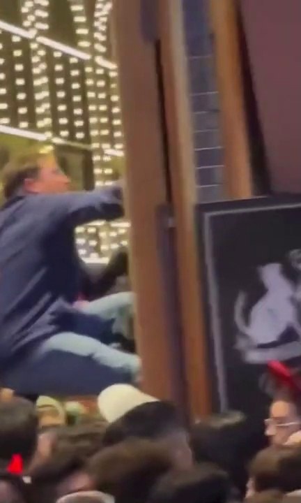 Histeris !!! Seorang Turing Memanjat Untuk Menyelamatkan Korban Halloween di Iteawon Korea Selatan