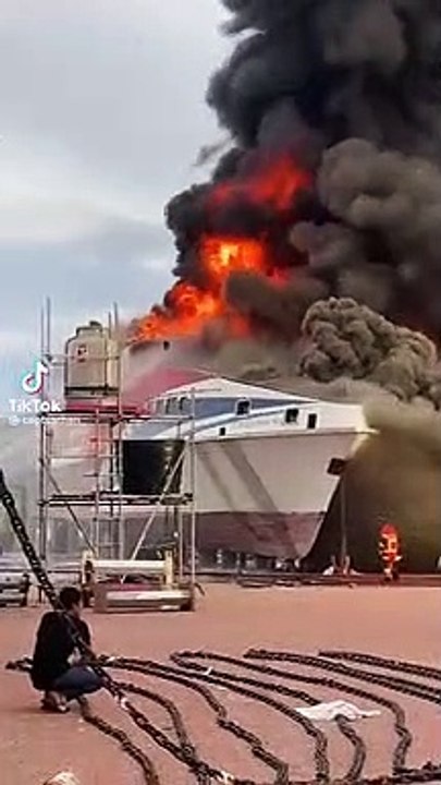 维修中客船突起火  幸无人命伤亡