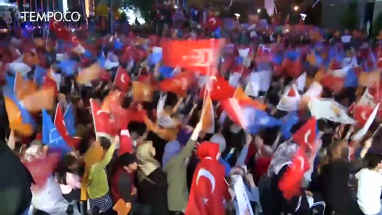 Warga Turki Rayakan Kemenangan Presiden Erdogan