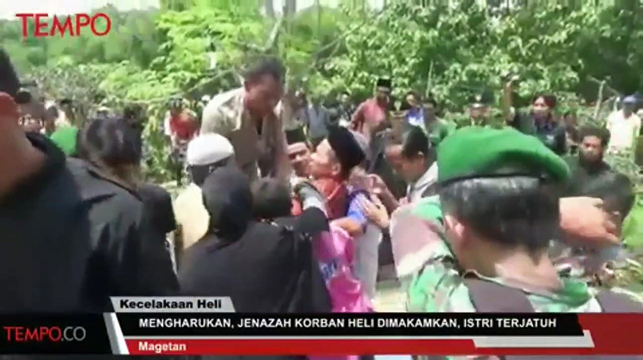 Mengharukan, Korban Heli Dimakamkan, Istri Terjatuh