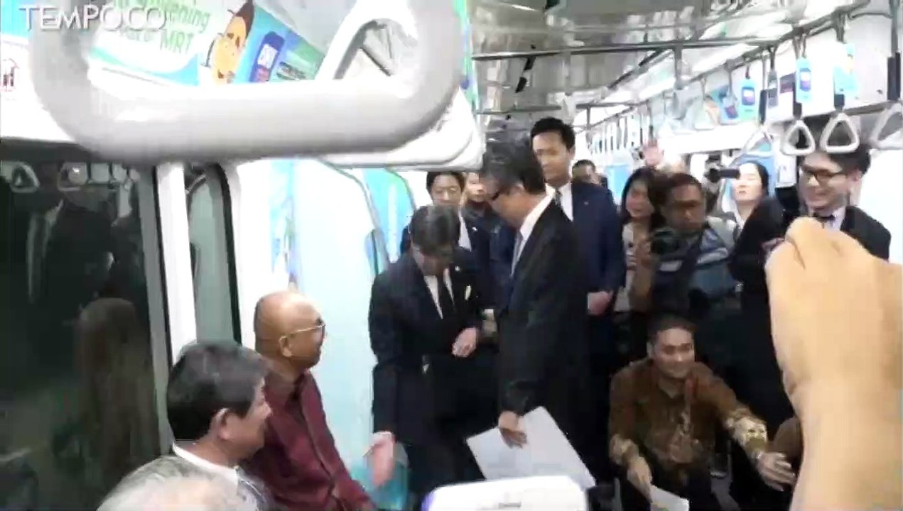 Saat Menteri Luar Negeri Jepang menjajal MRT Jakarta