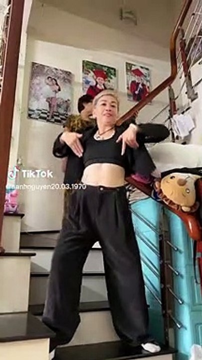 Mẹ chồng quốc dân khoe eo tuổi U60