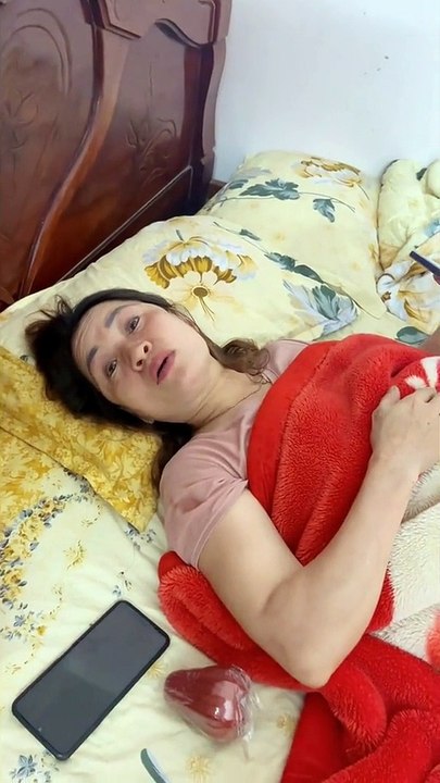 Cháu về thăm ngoại, bà nội bật khóc nức nở vì nhớ thương