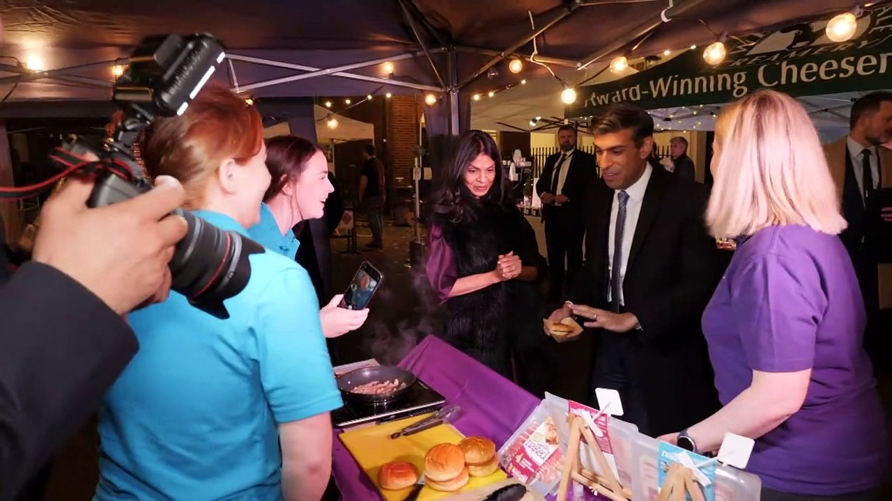 PM and wife get festive at Downing St Xmas market
