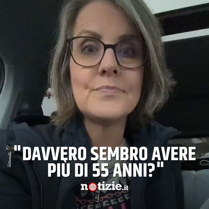 Cassiere applica automaticamente uno sconto per anziani a una cliente