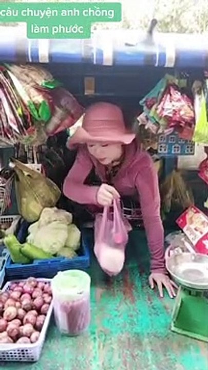 Cô gái miền Tây bán tạp hóa trên sông nước