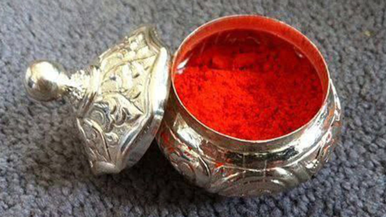 Sindoor खाने से क्या होता है । Sindoor खाने के नुकसान । Boldsky *Religious