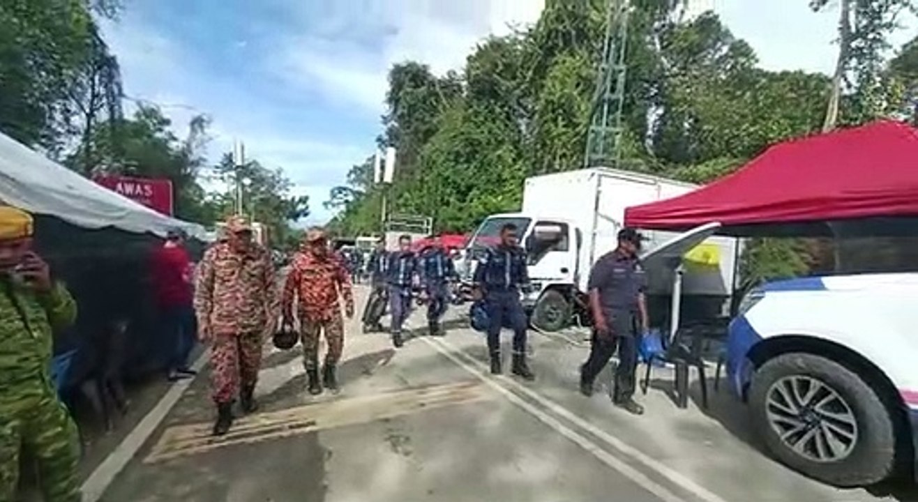 【峇冬加里营地土崩】特别救灾队抵现场 用探测器寻失蹤者