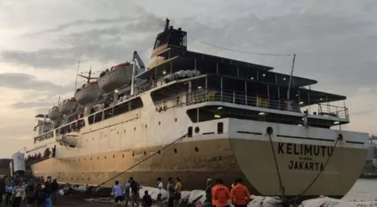 Ratusan wisatawan terjebak di Karimunjawa tiba di Tanjung Emas