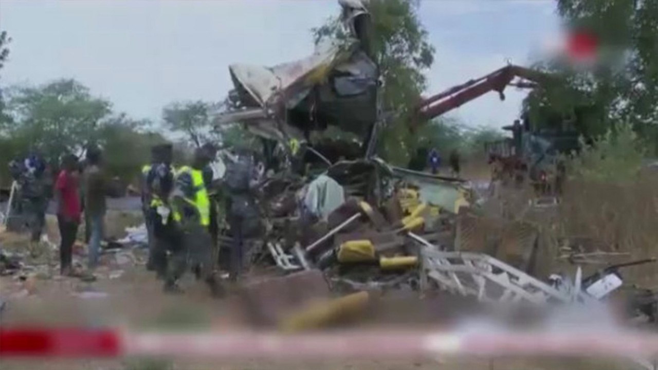 아프리카 세네갈서 버스 충돌 사고로 최소 38명 사망 / YTN