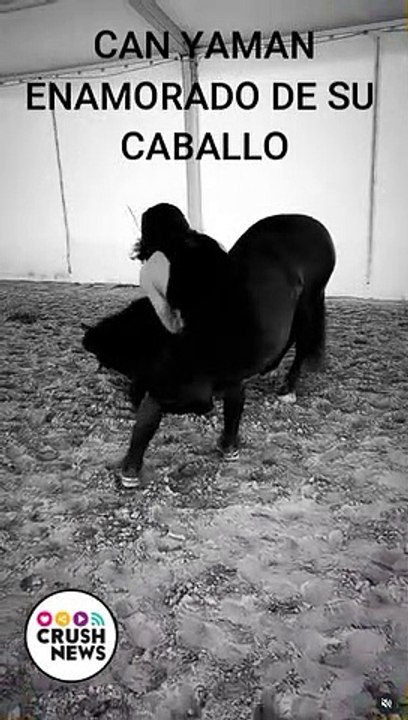 Can Yaman enamorado de su caballo durante el rodaje de 'El Turco' en Budapest