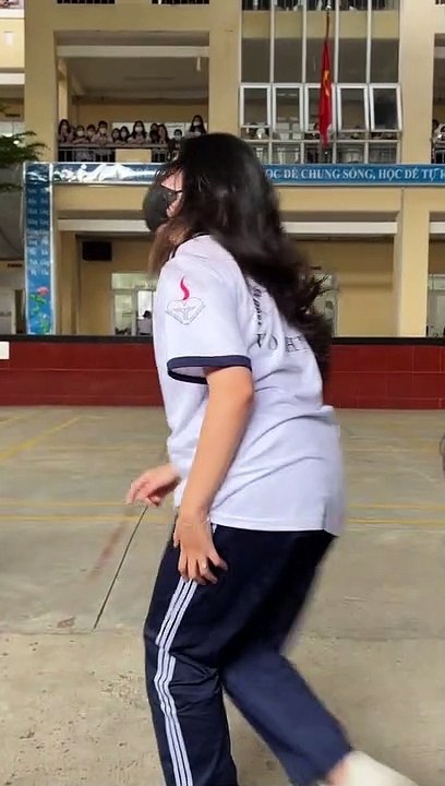 Clip: Nữ sinh nhảy giữa sân trường, thu hút cả chục triệu view