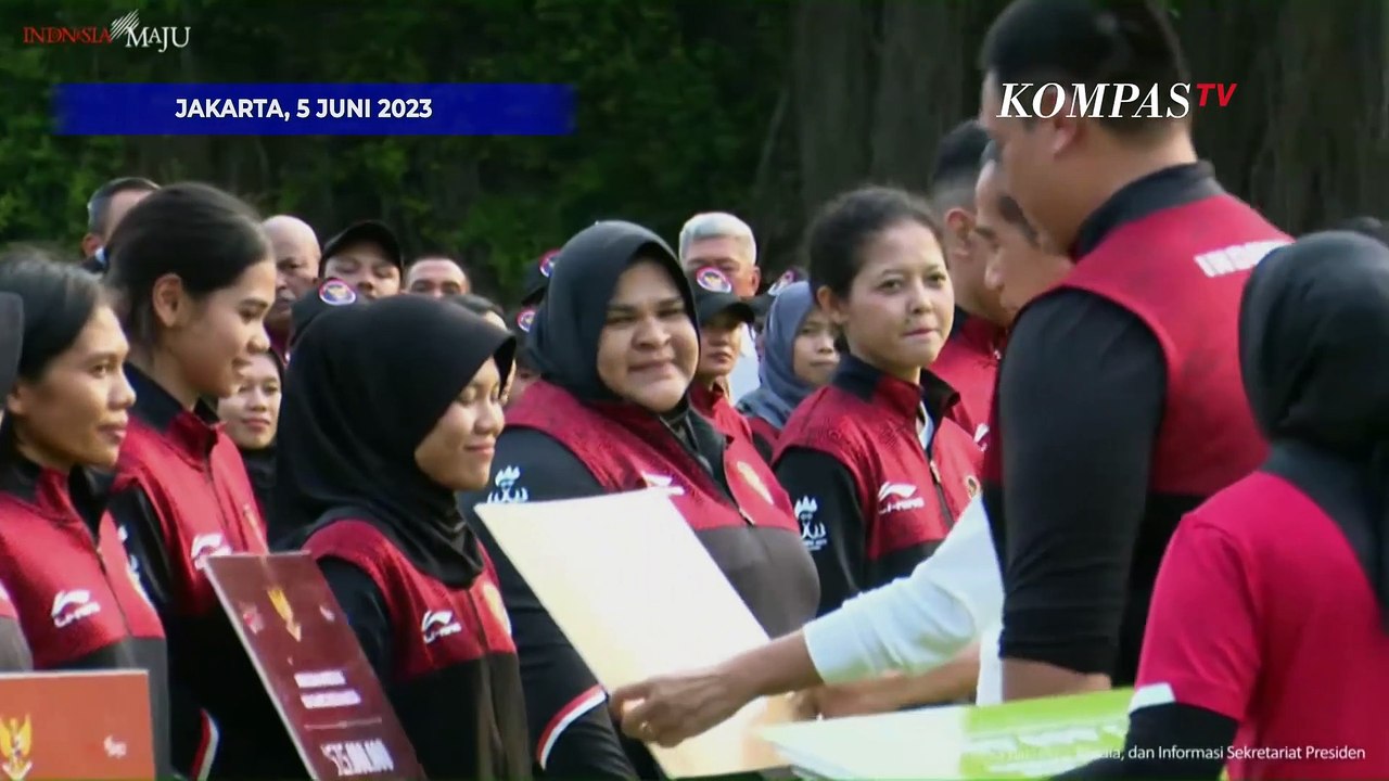 Jokowi Acungkan Jempol ke Pelatih Timnas U-22 Indra Sjafri Saat Berikan Bonus