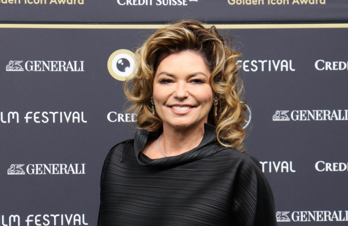 Shania Twain finds songwriting therapeutic
