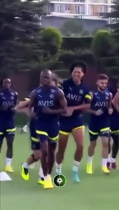 Fenerbahçe taraftarını kahredecek haber! Yıldız futbolcu, yeni takımı ile el sıkıştı