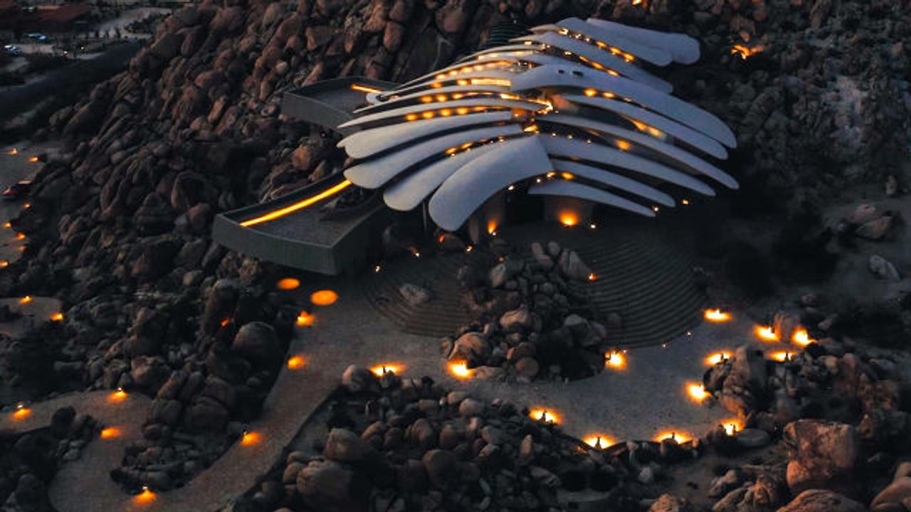 Inside a Breathtaking Desert Mansion That Looks Like A Fossil