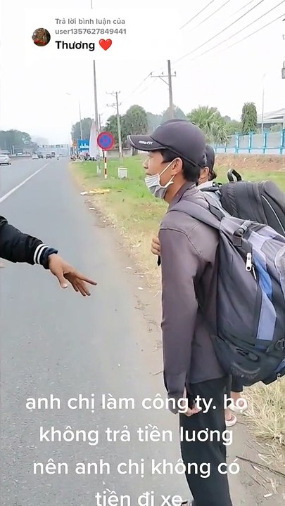 Người đàn ông khiếm khuyết giúp đỡ đôi vợ chồng mất việc, phải đi bộ về quê