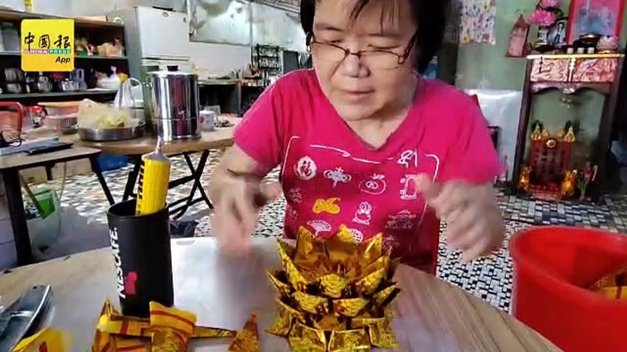 折好金纸层层叠起         巧手制黄梨