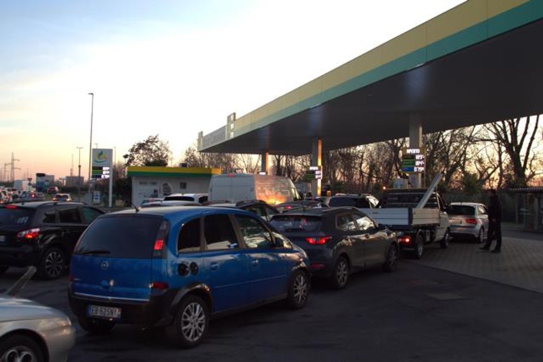 İtalya'da akaryakıt istasyonu çalışanları greve başladı