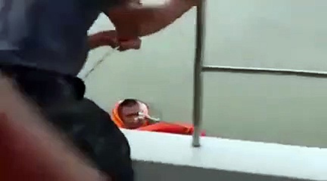 巡逻艇被大浪击中沉船 7阿兵哥漂流4小时获救