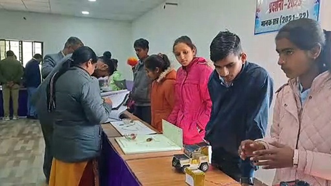 बारिश में कपड़ो की सुरक्षा,स्मार्ट स्टडी टेबल और बस ट्रेन में आग से बचाव पर चयनित हुए बाल वैज्ञानिकों के मॉडल