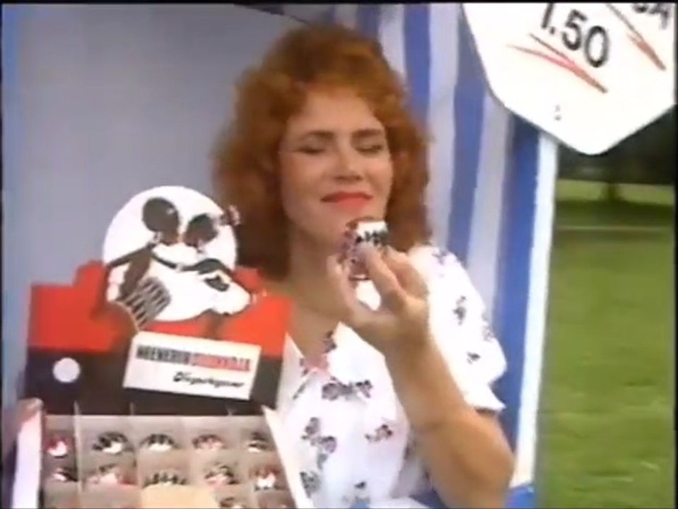 R-kioski , mainos suukkoja ( Neekerinsuukko ) - Finnish TV-commercials