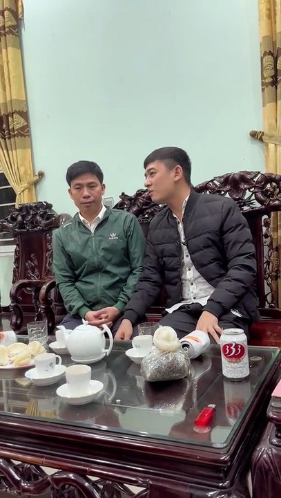 Hình ảnh bố vợ khép nép, ngại ngùng khi con rể tương lai tới ra mắt