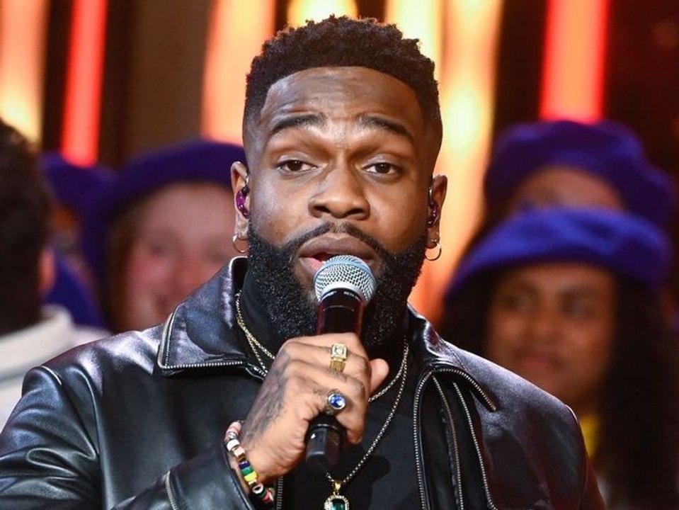 Tayc se défend face à la polémique des paroles de son nouveau titre Quand tu dors et assure qu’il y a consentement : “C’est un couple”