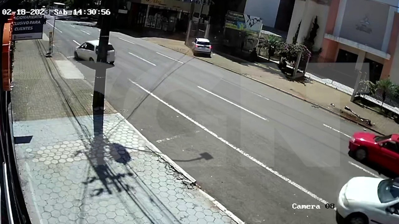 Por outro ângulo: T-Cross atinge muro de igreja, no Centro