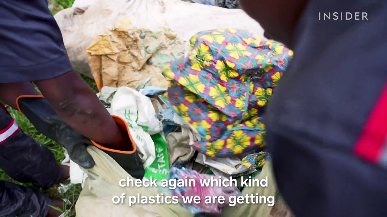 How to make bricks from plastic trash