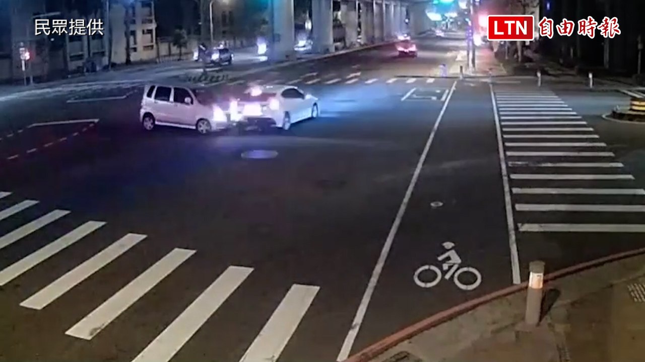 台中2車路口碰撞 1車失控噴到對向車道…駕駛嚇呆 (民眾、警方提供)