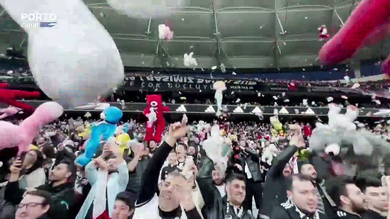 Adeptos do Besiktas inundam relvado com peluches para crianças afetadas pelos sismos