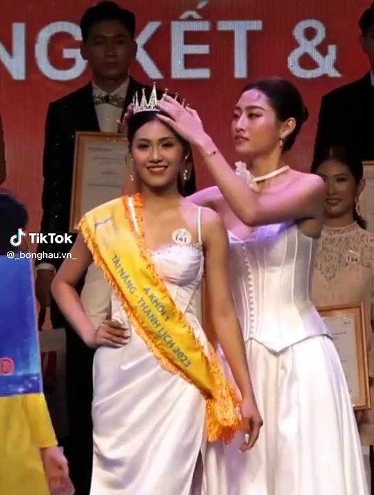 Lương Thùy Linh tinh tế