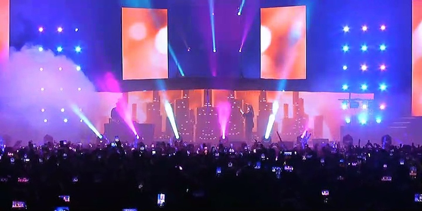 Gims chante "Sapés comme jamais" en live