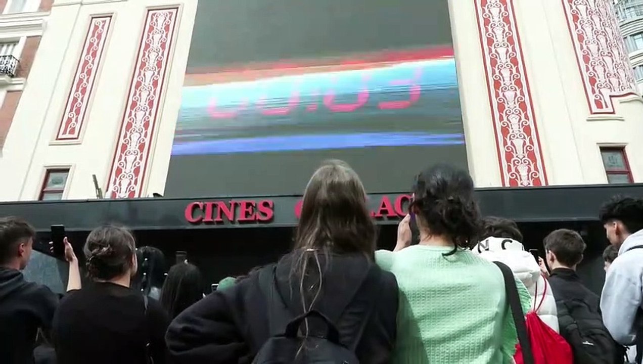 Yung Beef promociona su nuevo disco lanzando billetes en el centro de Madrid