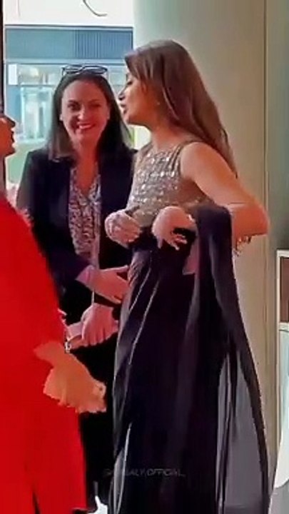 sajal aly looking hot and sexy in Saree