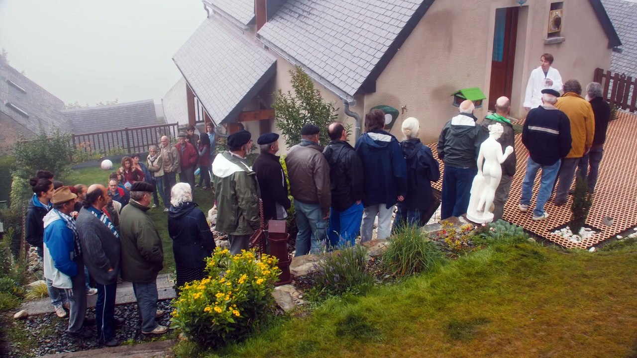 Un Village Presque Parfait - Bande-Annonce - Au Cinéma le 11 Février 2015!